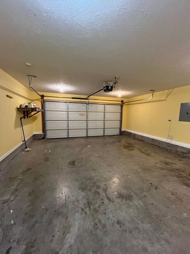 Building Photo - Great Home with Huge Bonus Room!
