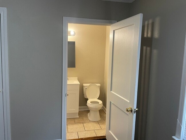 Building Photo - Move-in Special! 1/2 off first month's rent!