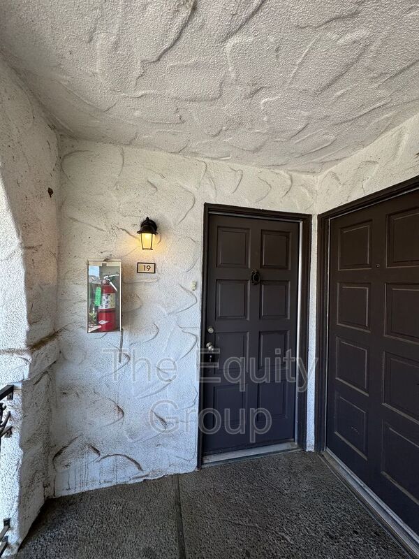 Building Photo - 1418 S Crowe St