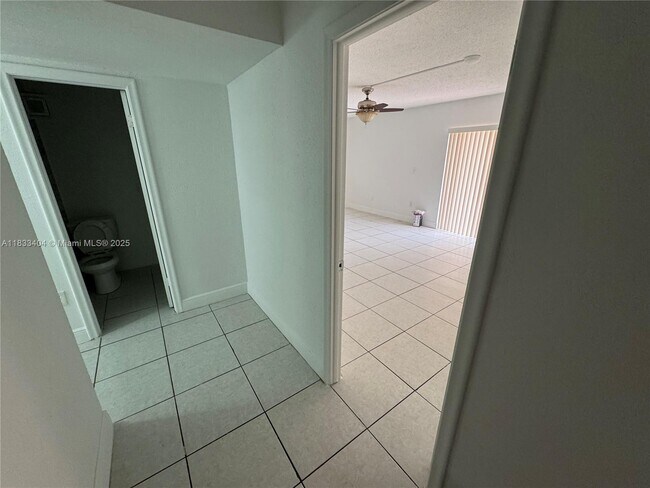 Foto del edificio - 921 W 80th Pl