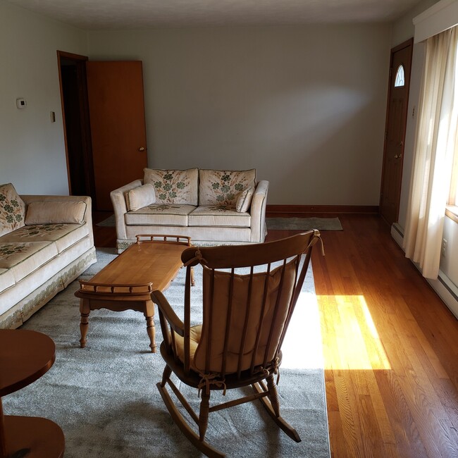 Living room - 9625 Town Hall Rd