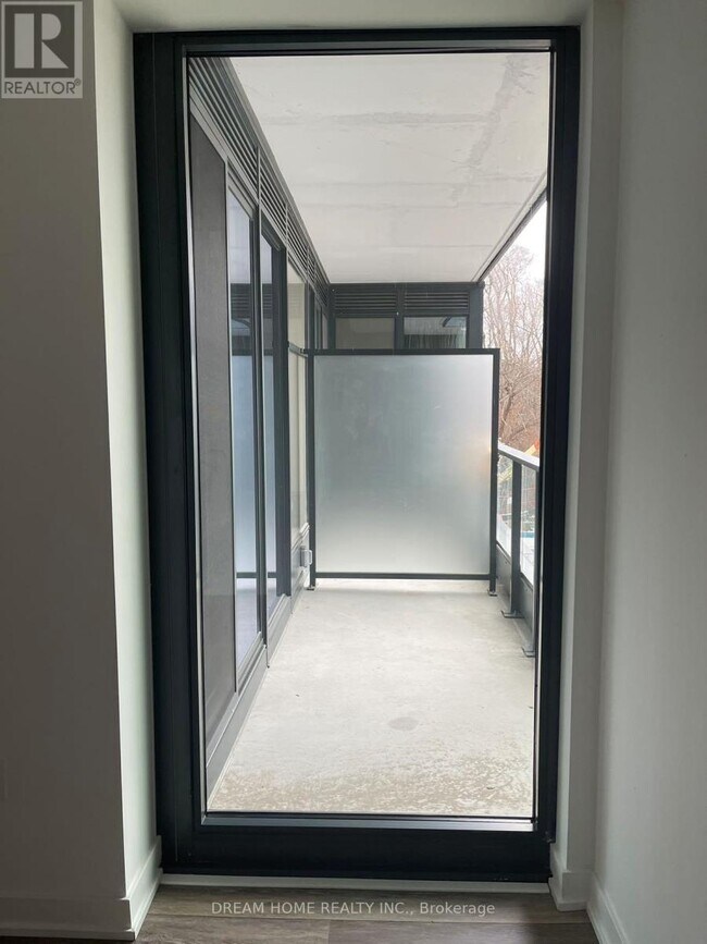 Photo du bâtiment - 250-250 Lawrence Ave W