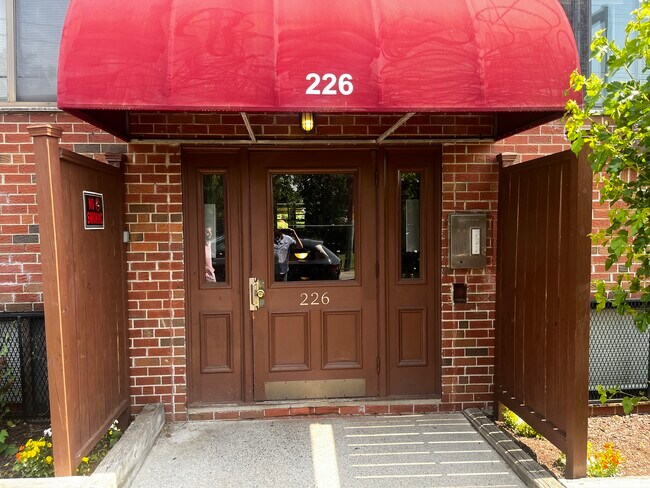Foto del edificio - 226 Parker Hill Ave