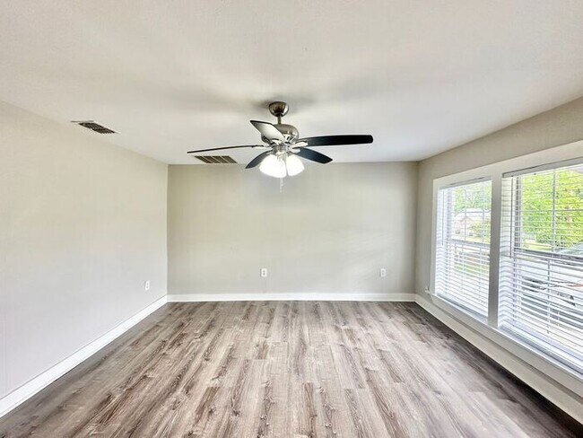 Foto del edificio - Updated 3-Bedroom Home in the Heart of Lindale!