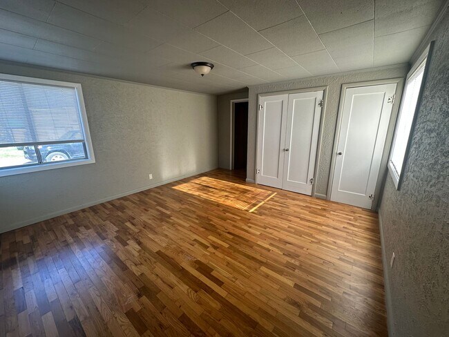 Building Photo - Large 2 bedroom home on dead end street