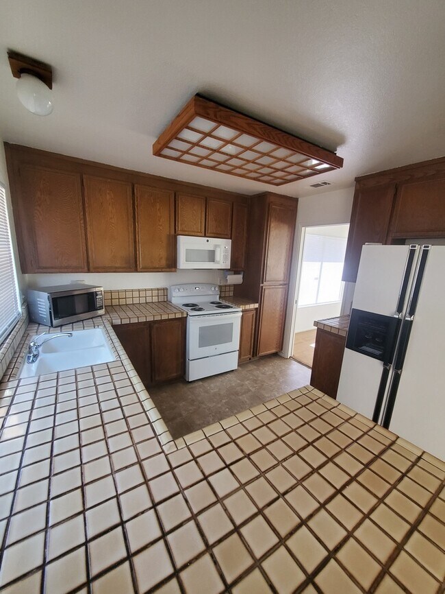 Building Photo - 735 Clay Ct