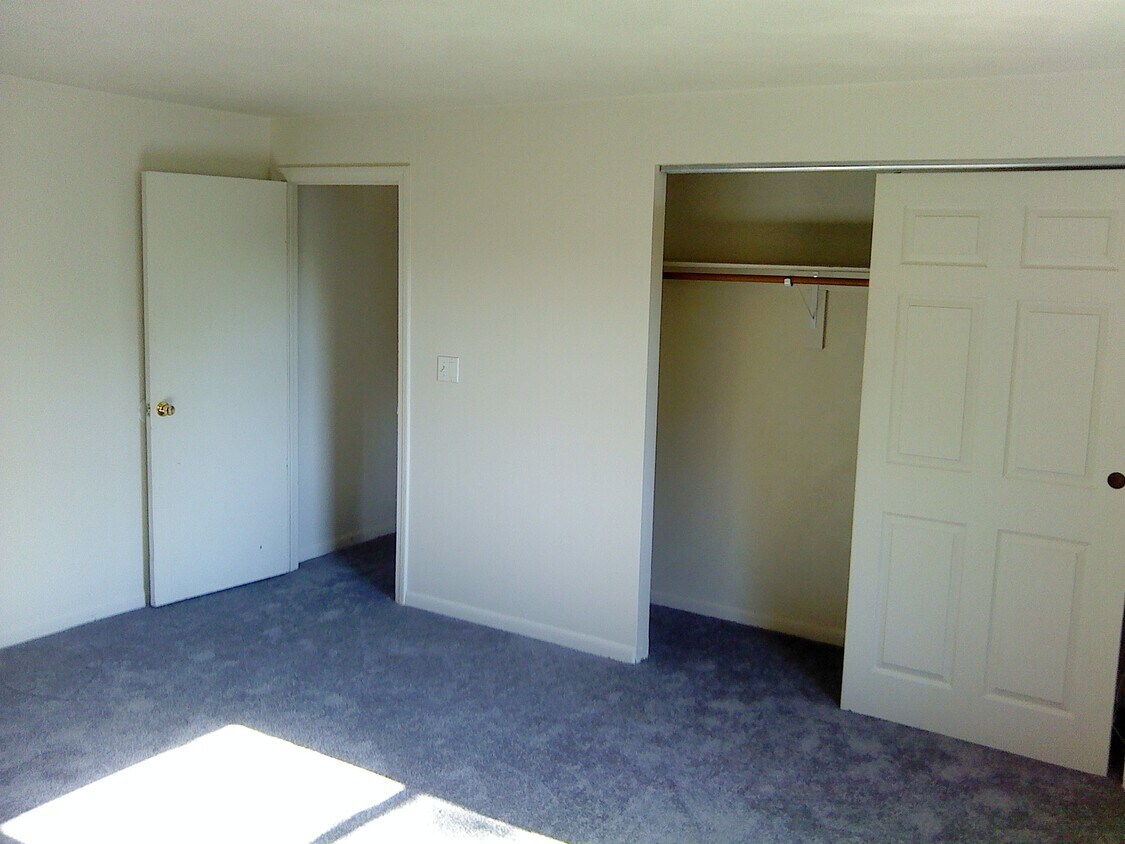 ¡el dormitorio principal es realmente grande! - 773 Massachusetts Ave