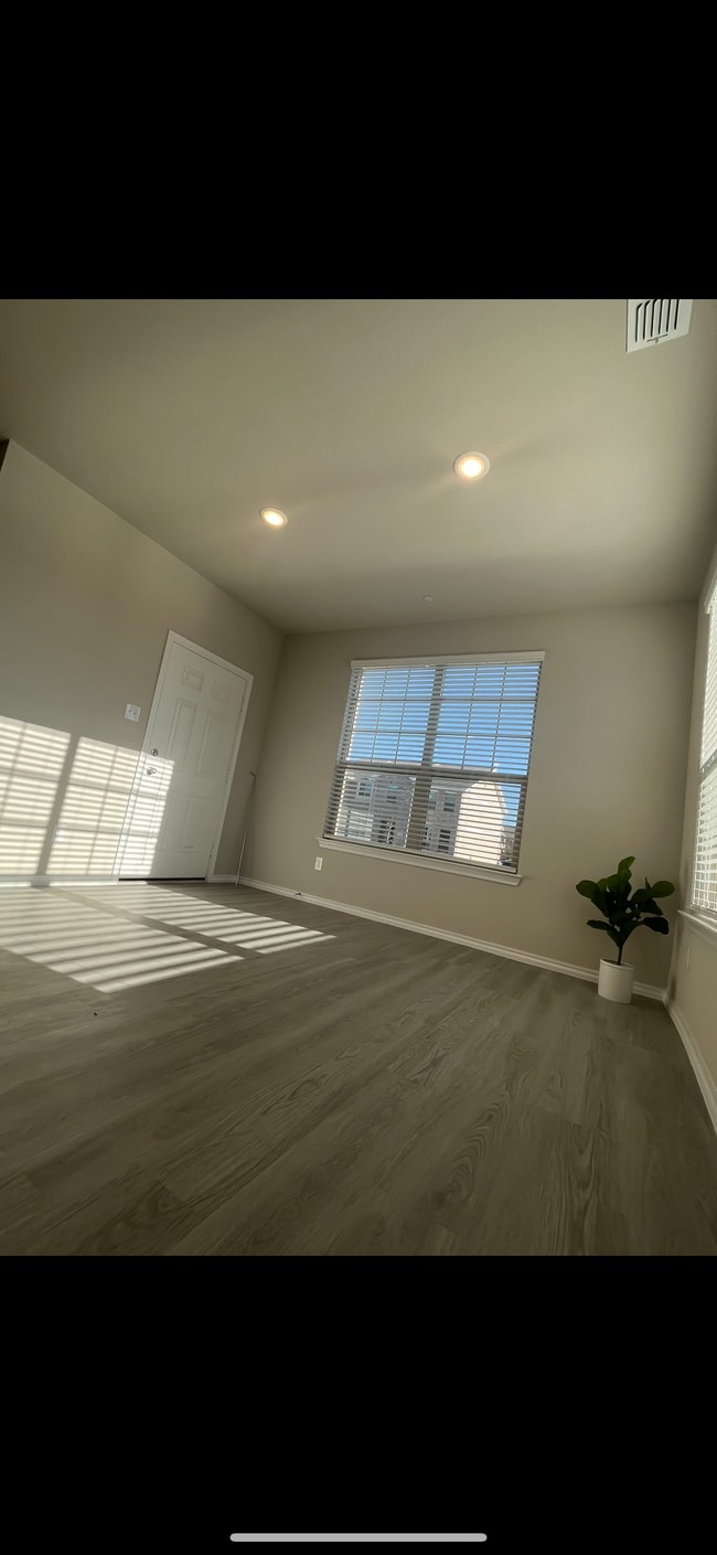 Building Photo - 2312 Davenport Dr