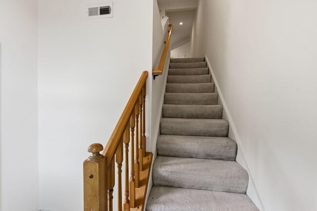 Foto del edificio - 323 Skyview Ct