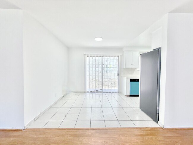 Building Photo - 540 E Hyde Park Pl