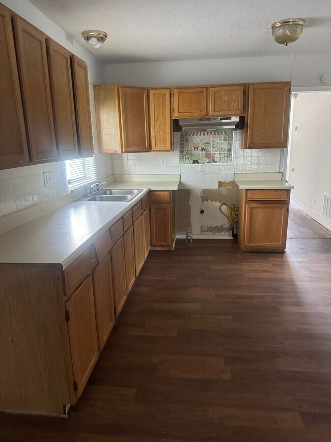 Foto del edificio - large 3bedroom 1 bathroom