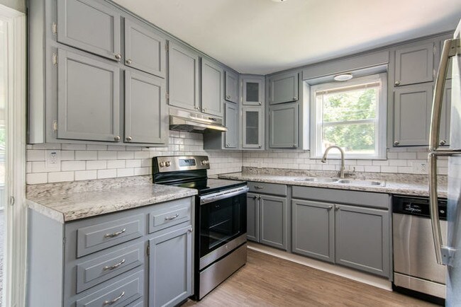 Building Photo - 3 Bed 2 Bath Brick Home