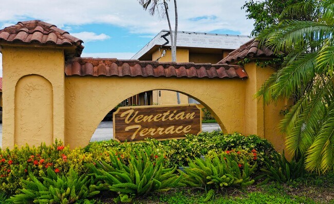 Foto del edificio - 2021 W Woolbright Rd