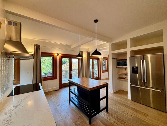 Foto del edificio - 4 Bedroom Home In Phinney Ridge, One Block From Woodland Park Zoo!