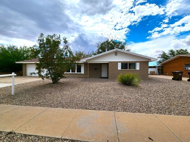 Building Photo - 2105 Carlyle Dr