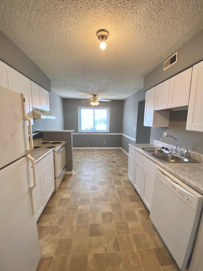Building Photo - Updated 2 Bedroom Fairfield Condo