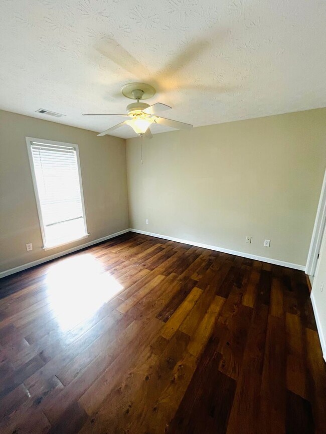Building Photo - ** 3 bed 2 bath located at Taylor and Troy...