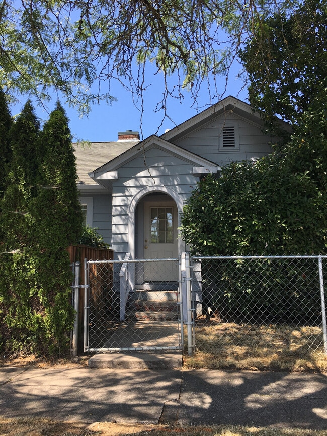 Well kept house near downtown Eugene with yard care included - Well kept house near downtown Eugene with yard care included