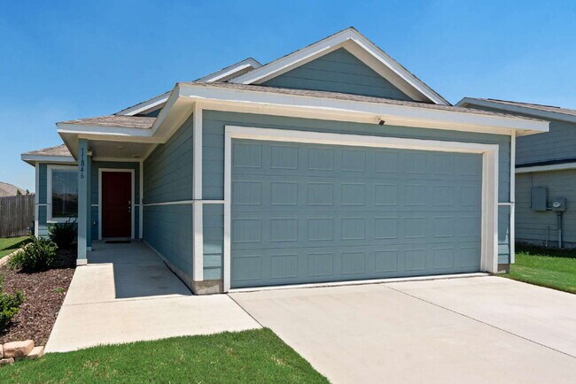 Foto del edificio - Charming 3-Bedroom Home with 2 Full Baths in Justin, TX – Cozy Living at Shale Creek