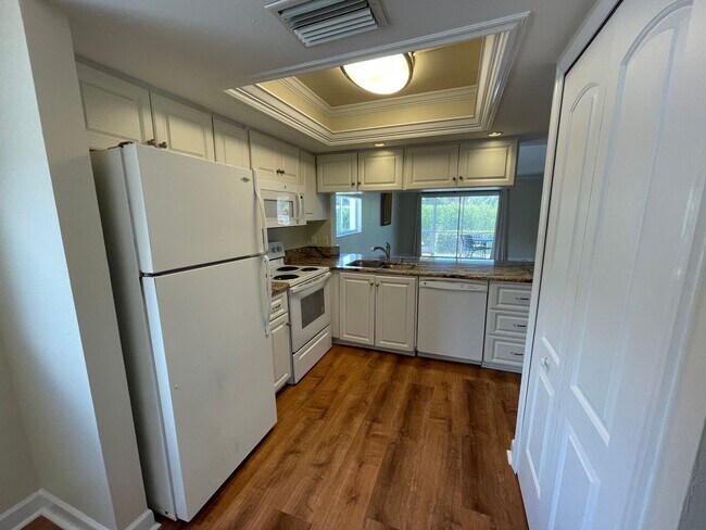 Foto del edificio - ANNUAL RENTAL - 3 BED / 2 BATH WITH CARPOR...