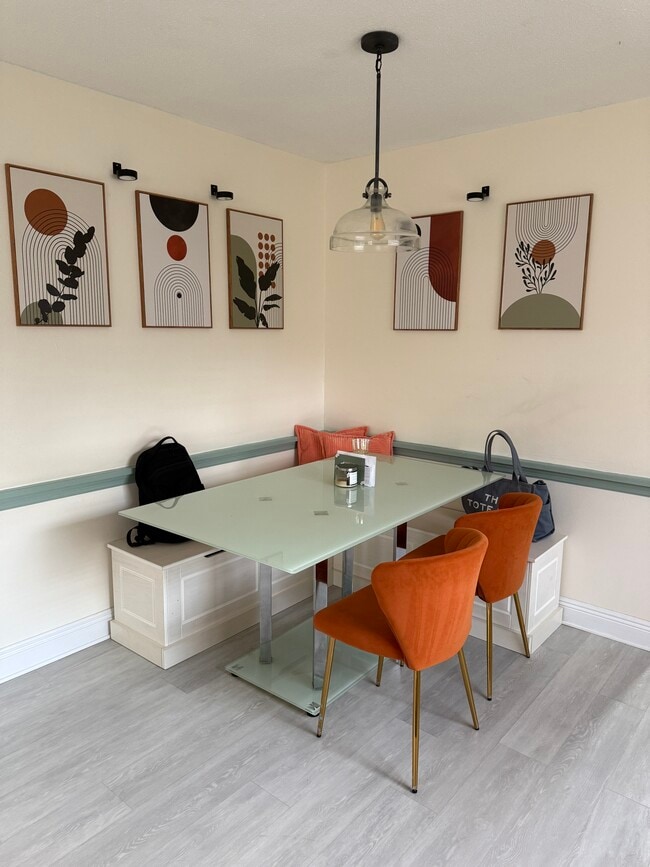 Área de comedor - 5865 37th Ave N