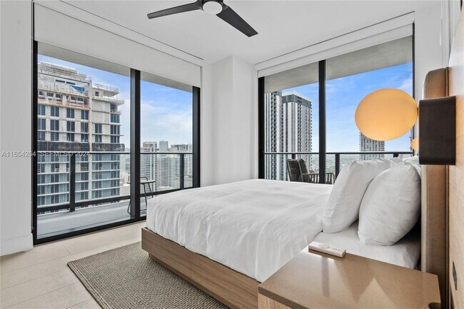 Foto del edificio - 601 NE 1st Ave