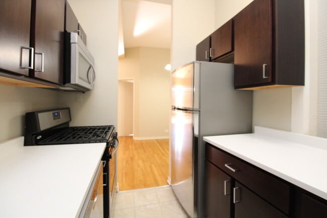 Building Photo - 418 W Belden Ave