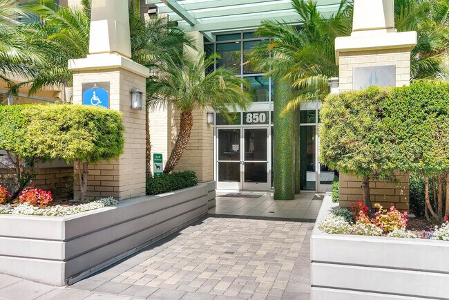 Building Photo - Gorgeous Condo Located on Cortez Hill in Downtown!