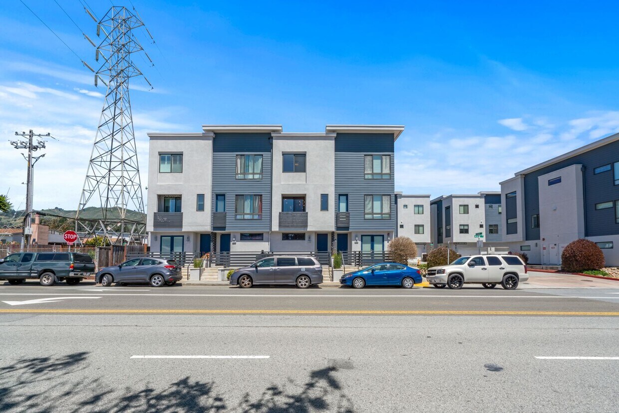 Primary Photo - Built in 2017! Rarely available 3Bed/3Bath...