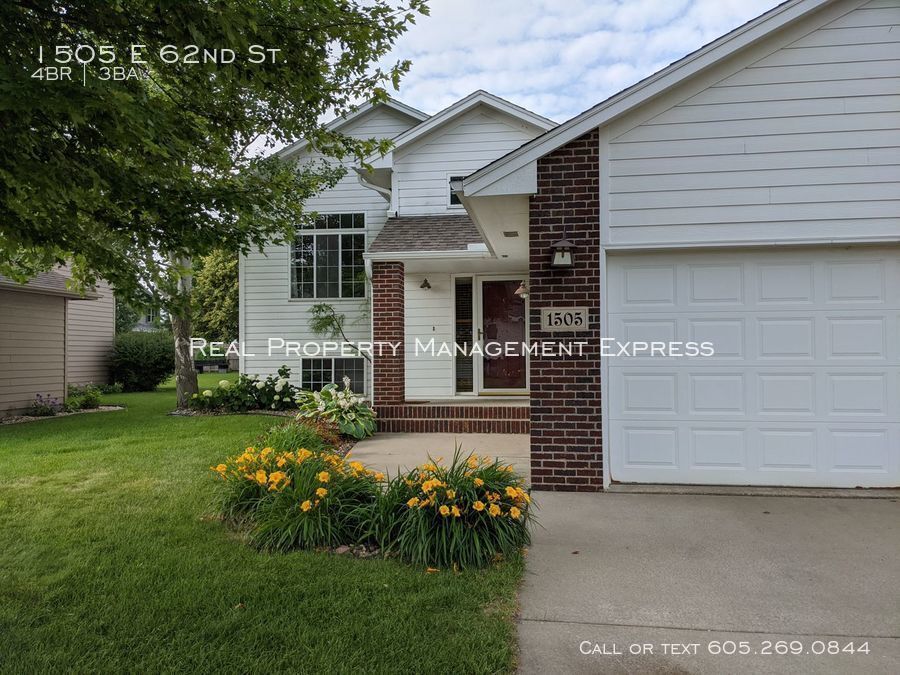 Beautiful 4 Bedroom 3 Bathroom w/ Fenced Yard House Rental in Sioux