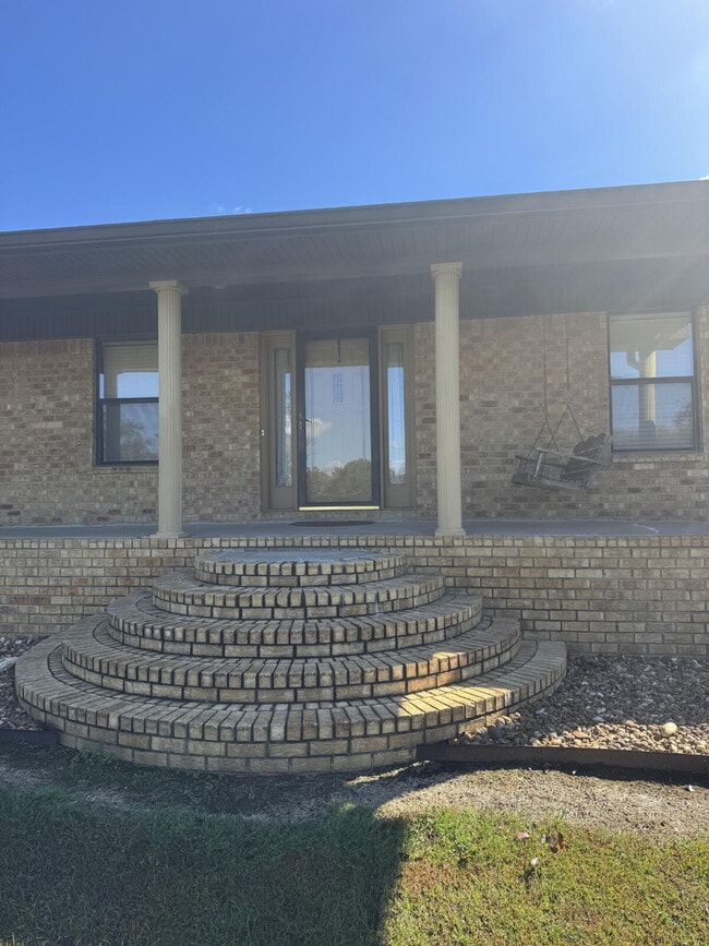 Foto del edificio - Spacious 3 Bedroom Home on Large Lot