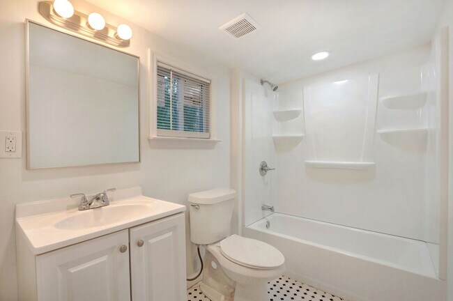 Foto del edificio - Cute Bungalow - great yard - Two Bedroom