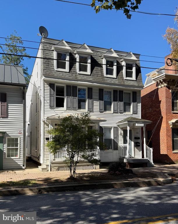 Foto principal - 234 1/2 E Main St