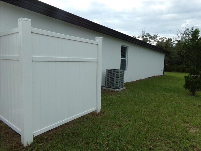 Building Photo - 2262 Fernwood St
