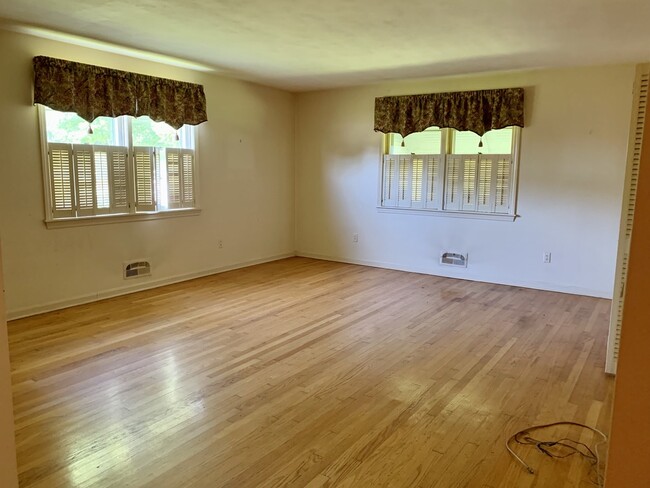 Building Photo - 2737 Apache Dr