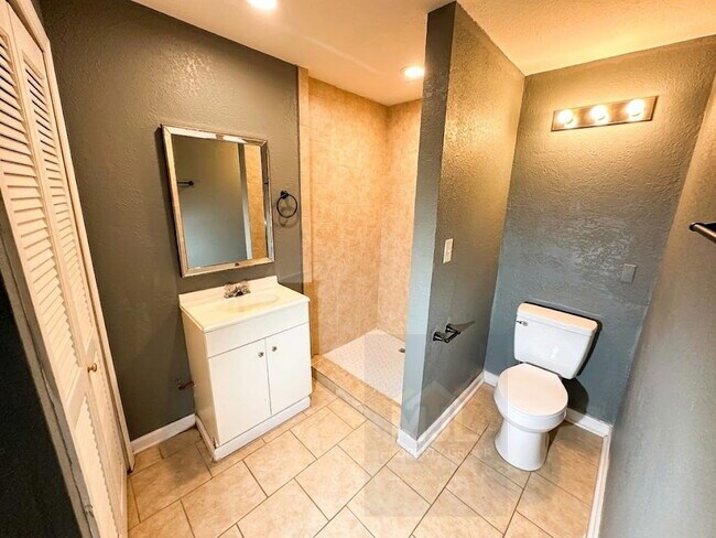 Foto del edificio - Spacious 3 Bedroom / 1 Bath Apartment in Sugar Creek *Ready Now*