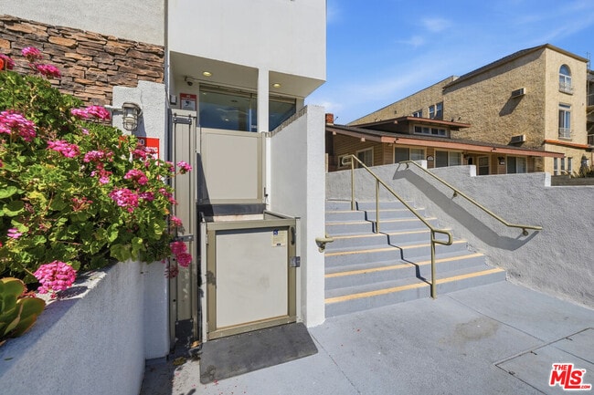 Foto del edificio - 4733 Elmwood Ave