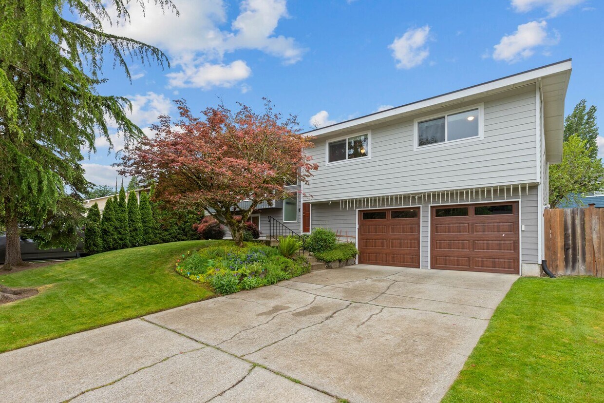 Primary Photo - 5bd/2.75ba Kirkland Home