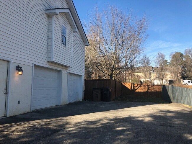 Foto del edificio - 3BR 2.5BA large home w/basement, garage, &...