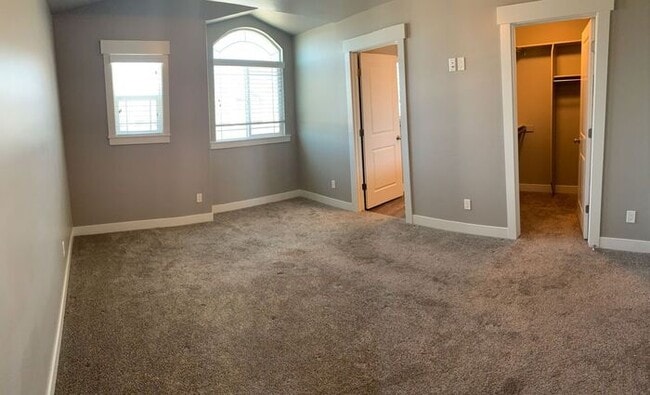 Foto del edificio - Spacious Townhome with 1 car garage w/ Mountain Views
