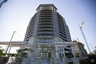 Building Photo - Hyde Park Place