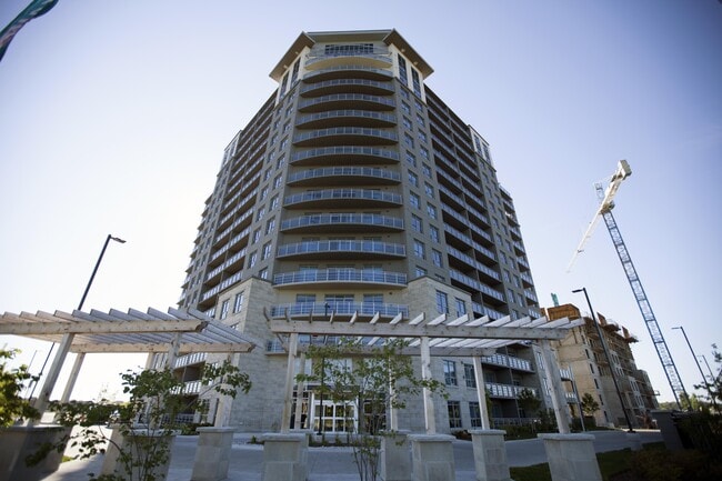 Building Photo - Hyde Park Place