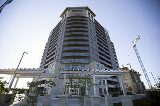 Building Photo - Hyde Park Place