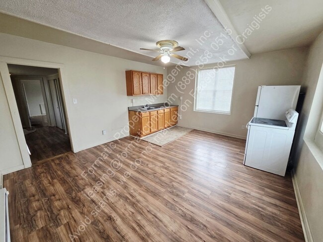 Building Photo - 323 Hughes St