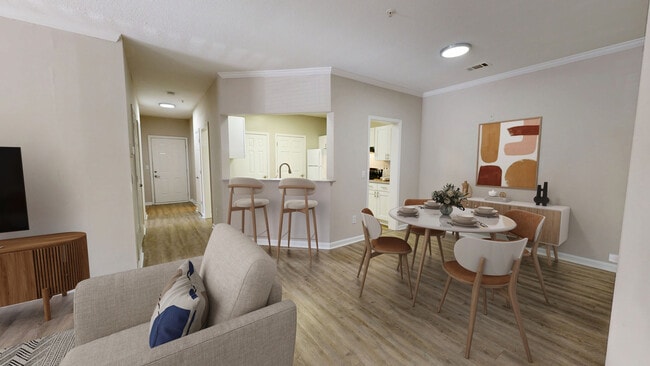 Comedor de concepto abierto y fluido, perfecto para recibir invitados o relajarse. - Sugar Mill Apartments