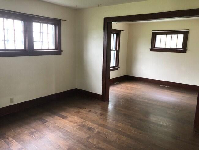 Building Photo - 423 W Cedar Ave