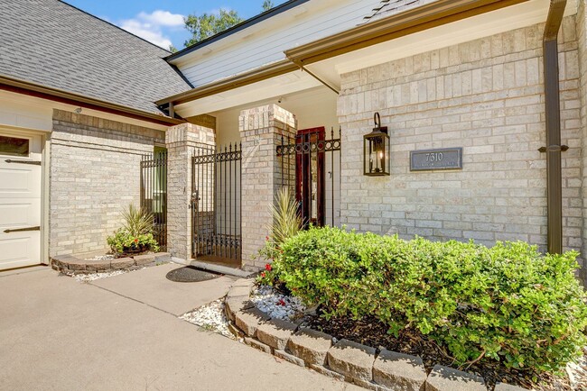 Building Photo - Charming 4-Bedroom Home with Modern Finishes