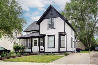 Building Photo - 252 W 10th St