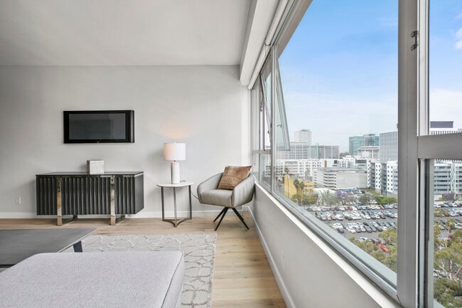 Building Photo - The View