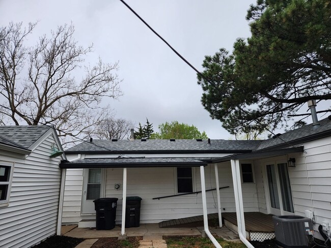 Building Photo - 3/2 newly remodeled, with 1 car garage and...